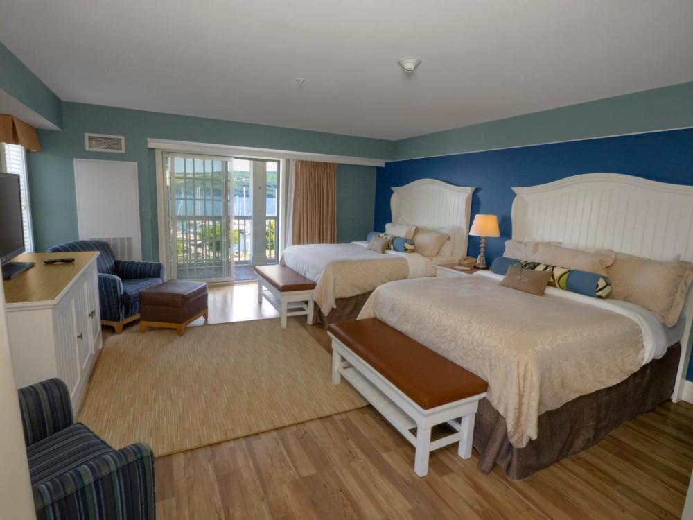 Deluxe Queen Room with Patio and Lake View interior